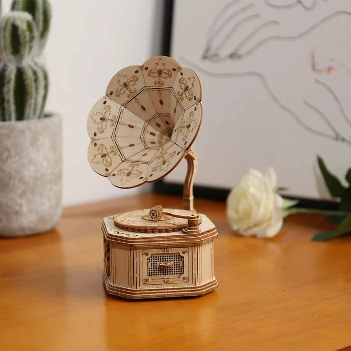 3D Laser Cut Wooden Puzzle: Gramophone