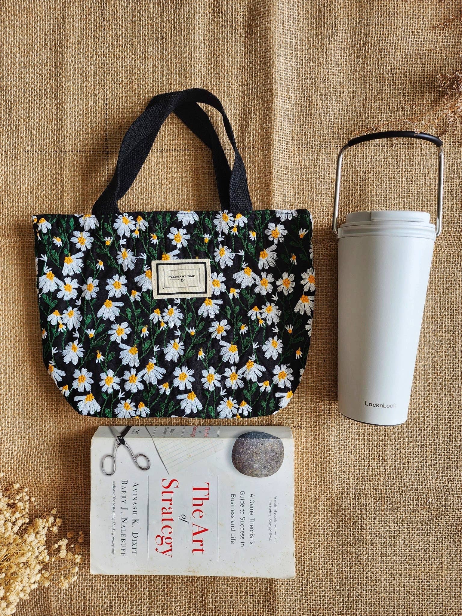 Cute Daisy Embroidered Lunch Bag: Black