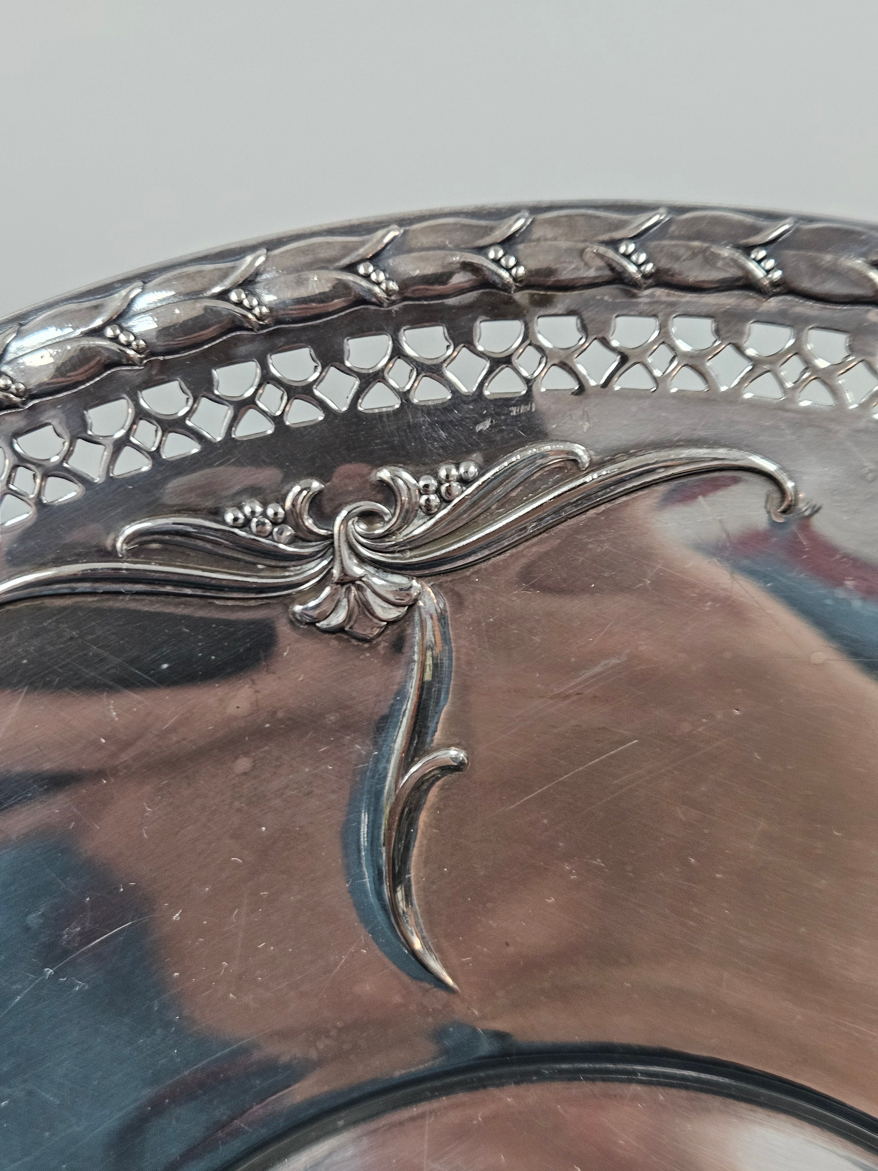 Vintage Oneida "Fantasy" Tudor Silver Platter